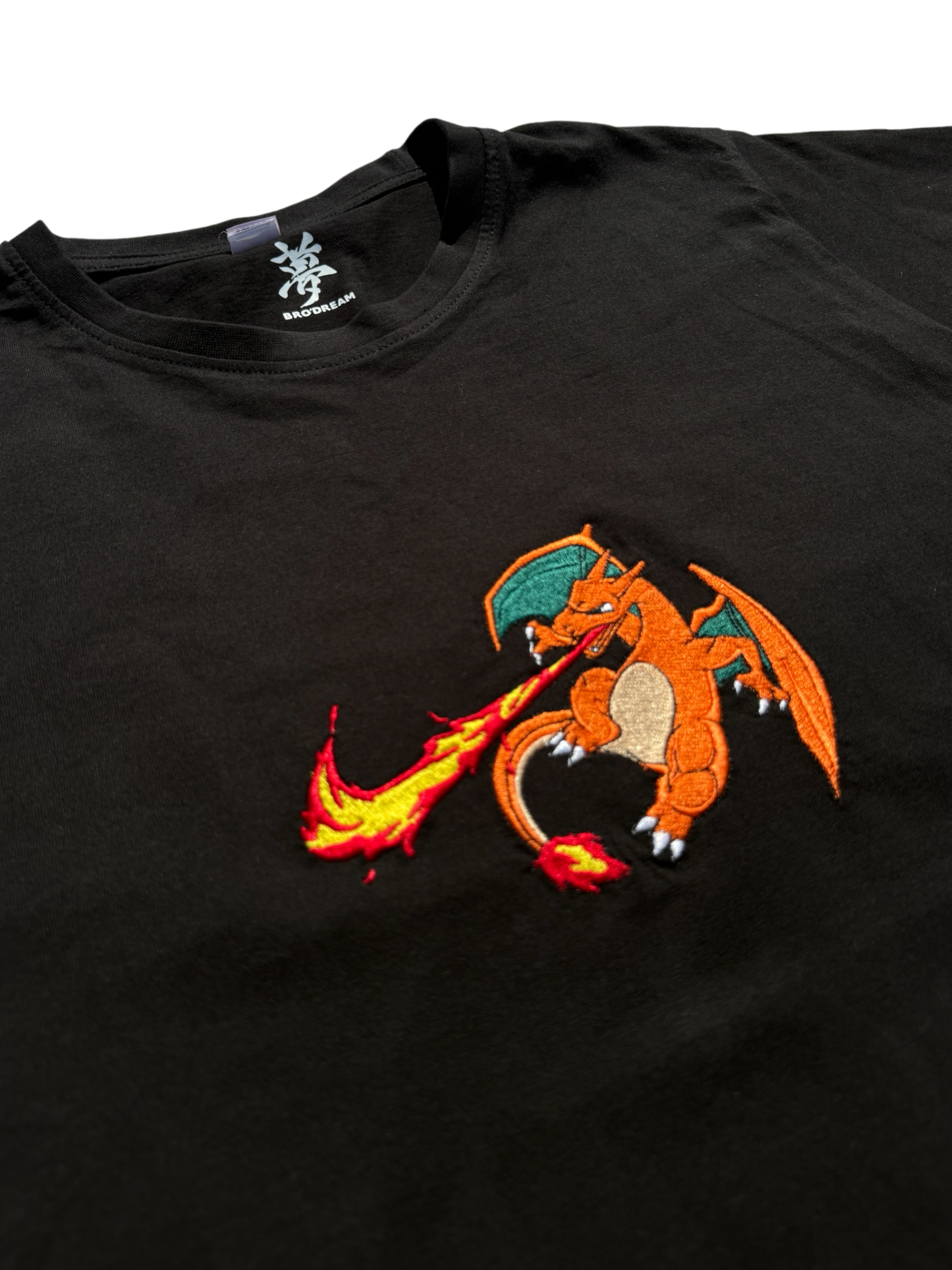 Tee-shirt Noir unisexe Brodé - Pokemon / Dracaufeu